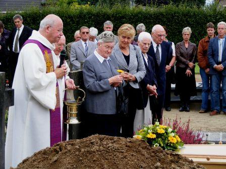 Een bloemetje van de krans als souvenir voor Mw. Dora Kloppenberg.